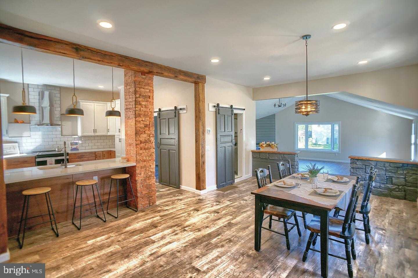 215 E Market St photo 23