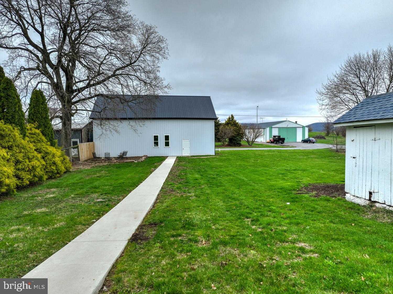 215 E Market St photo 46