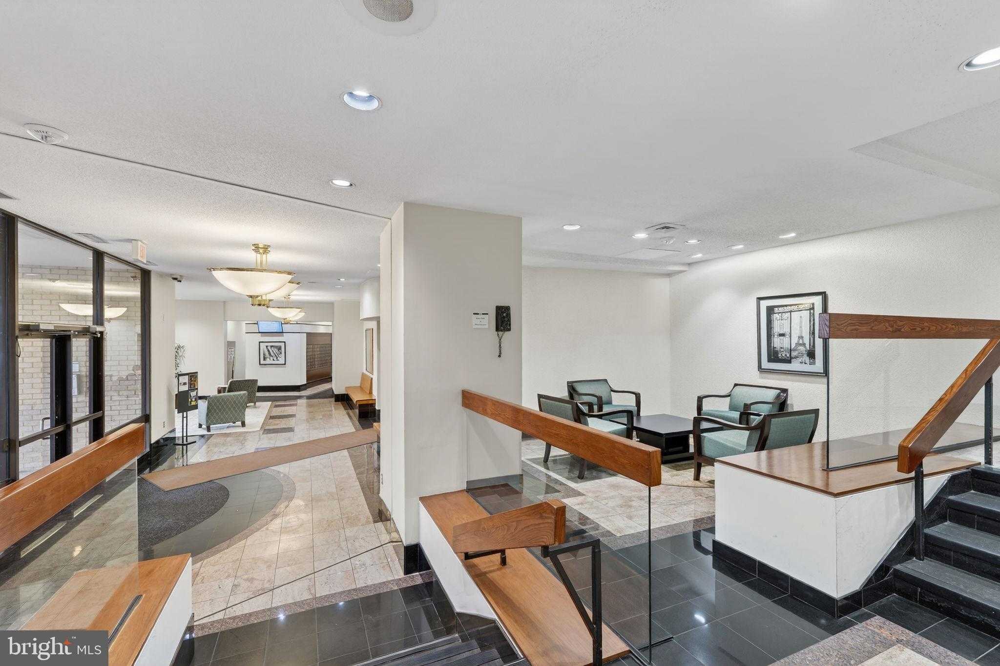 203 Yoakum Pkwy photo 5