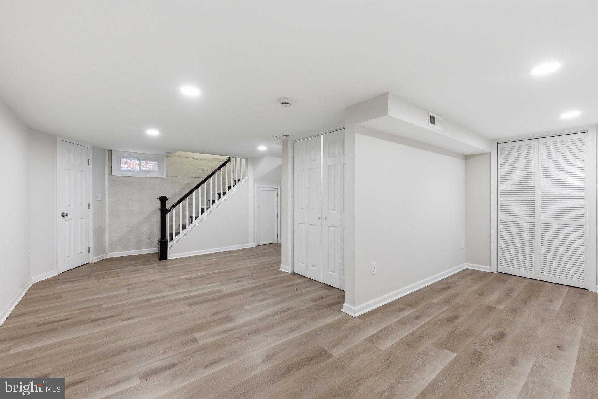 21 W Pall Mall St photo 32