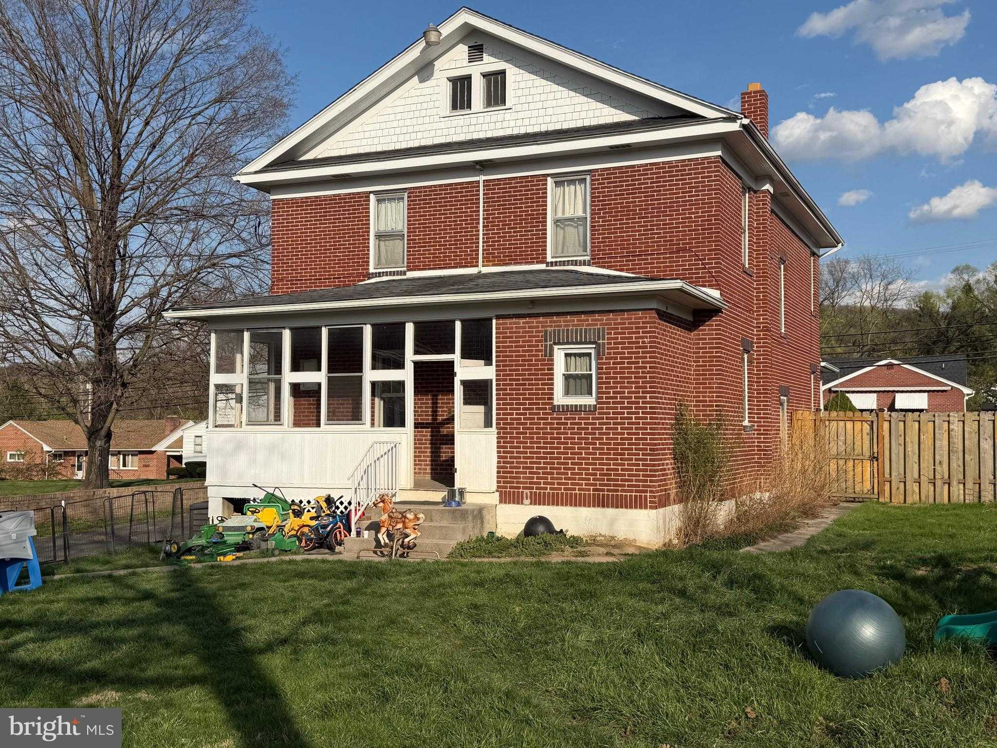 327 N High St photo 59