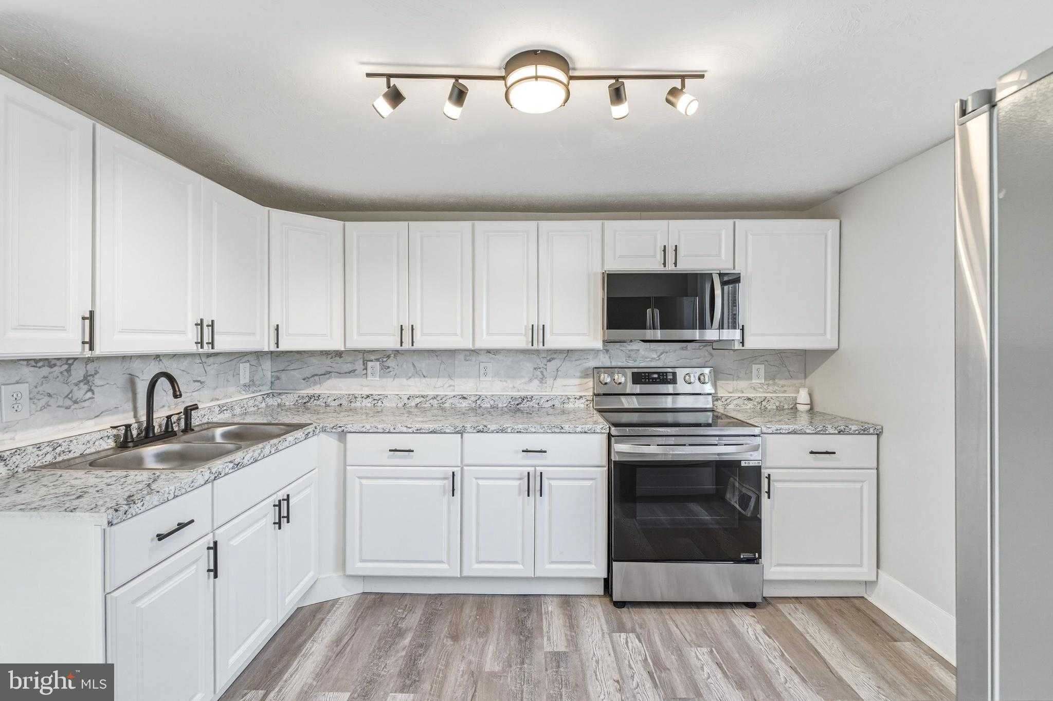 773 W Main St photo 3