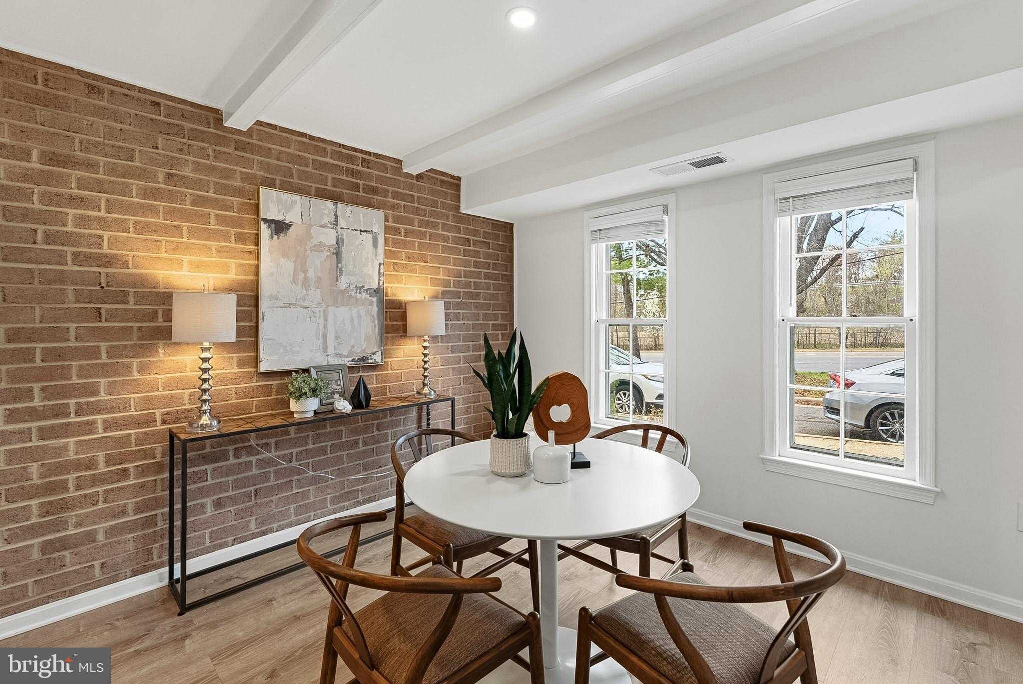 1009 N Van Dorn St photo 5