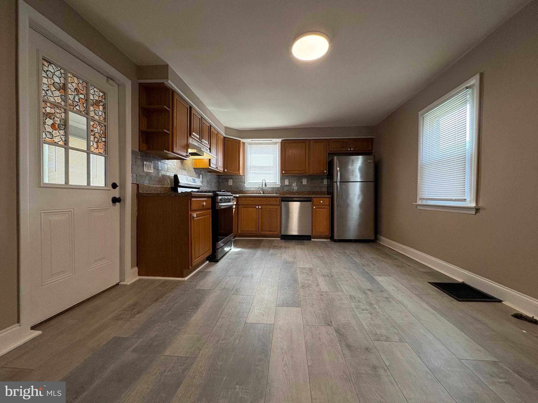 225 W Locust St photo 4