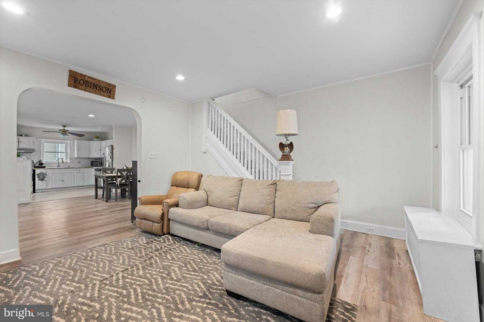 1009 Queen St photo 2