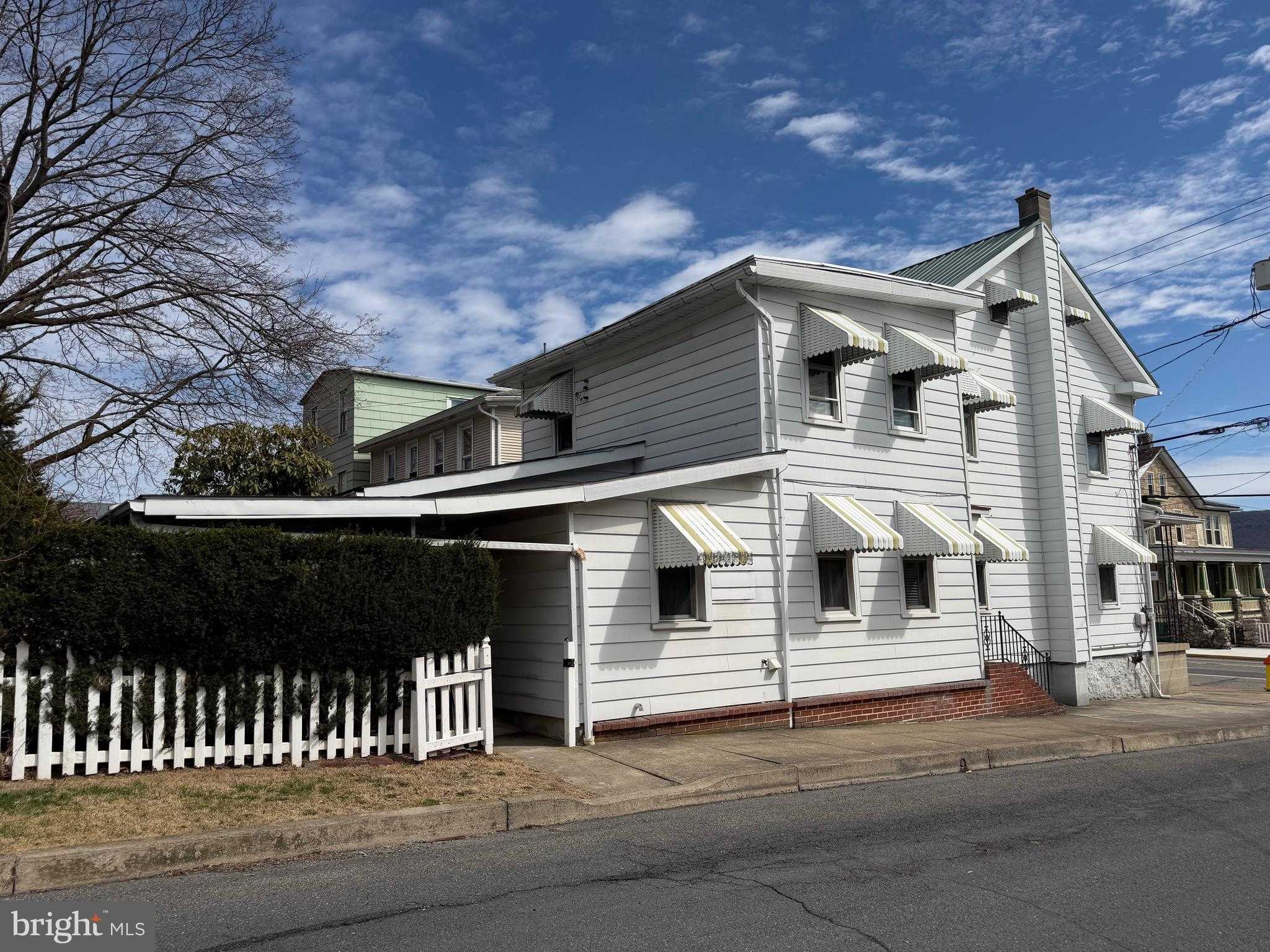 701 E Grand Ave photo 3