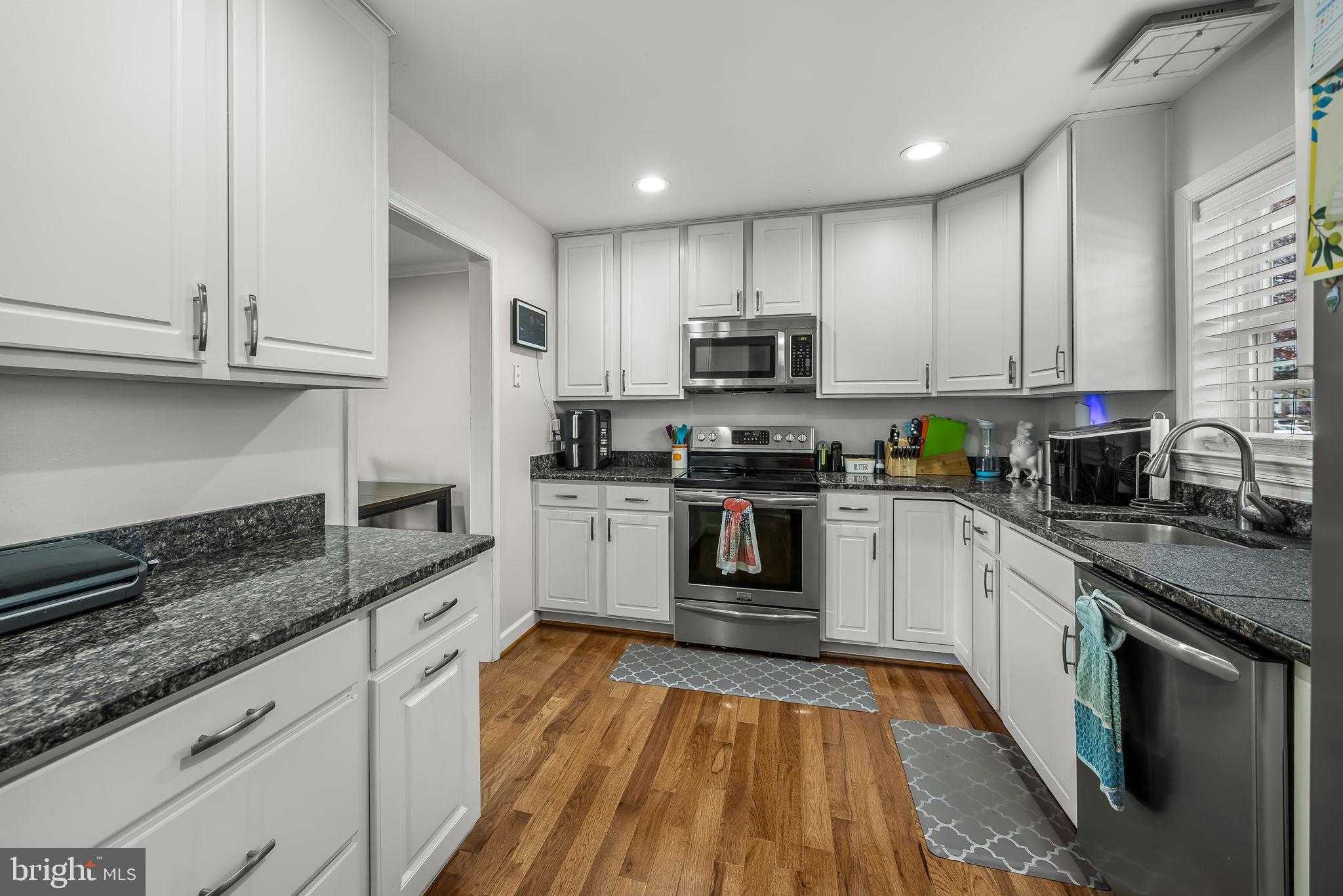 202 Leeds CT E photo 3