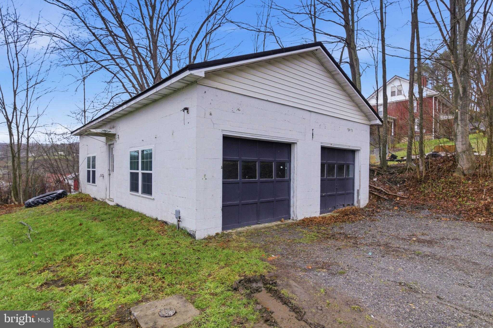 336 E Main St photo 3