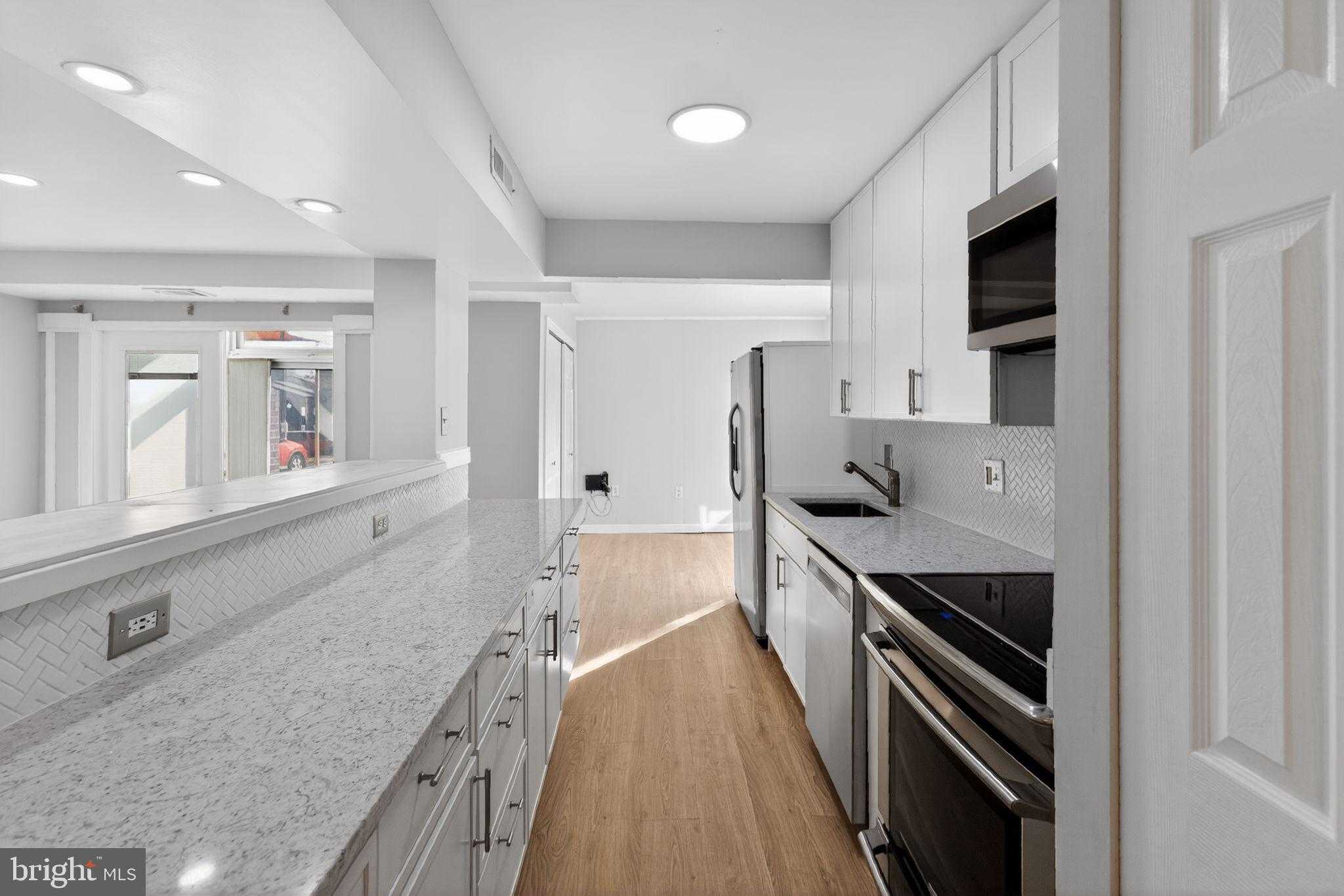 7732 Hanover Pkwy photo 8