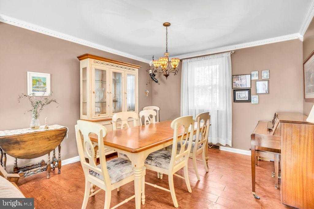 672 W Spring St photo 12