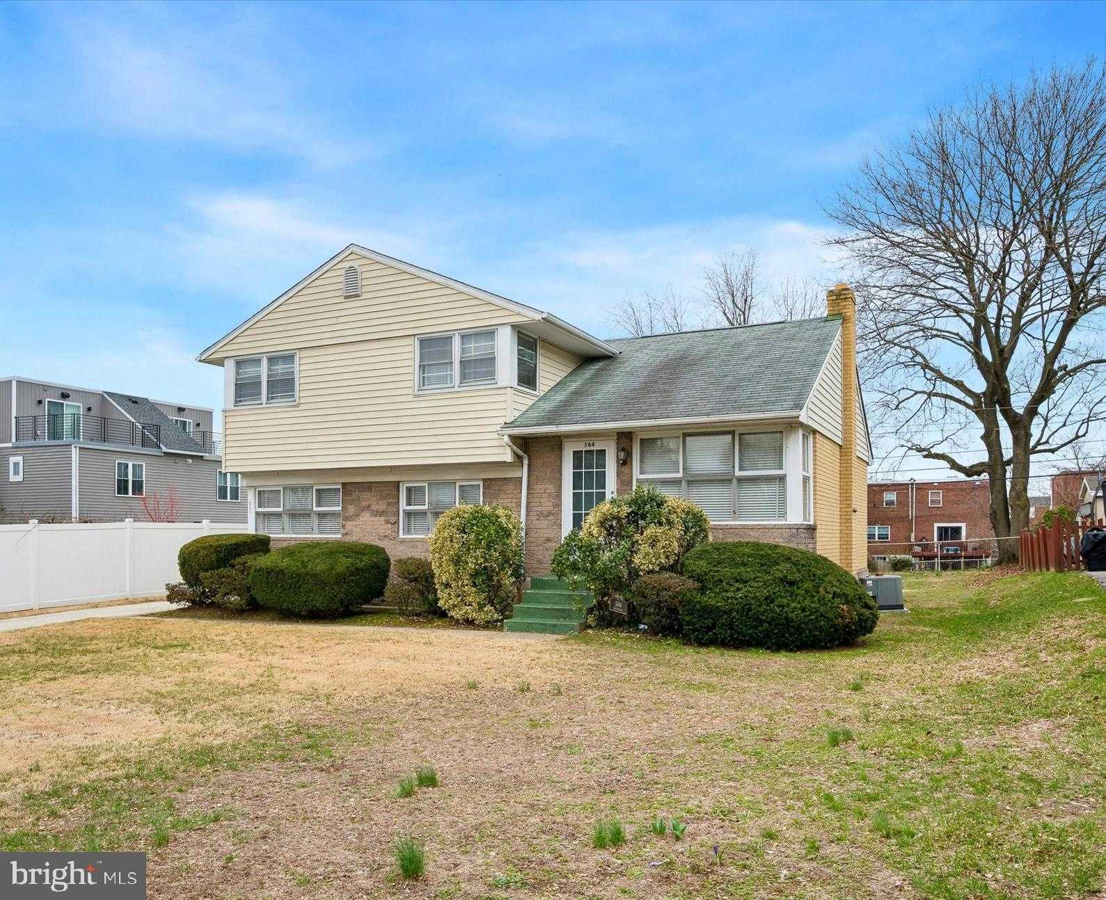 584 Paoli Ave photo 2