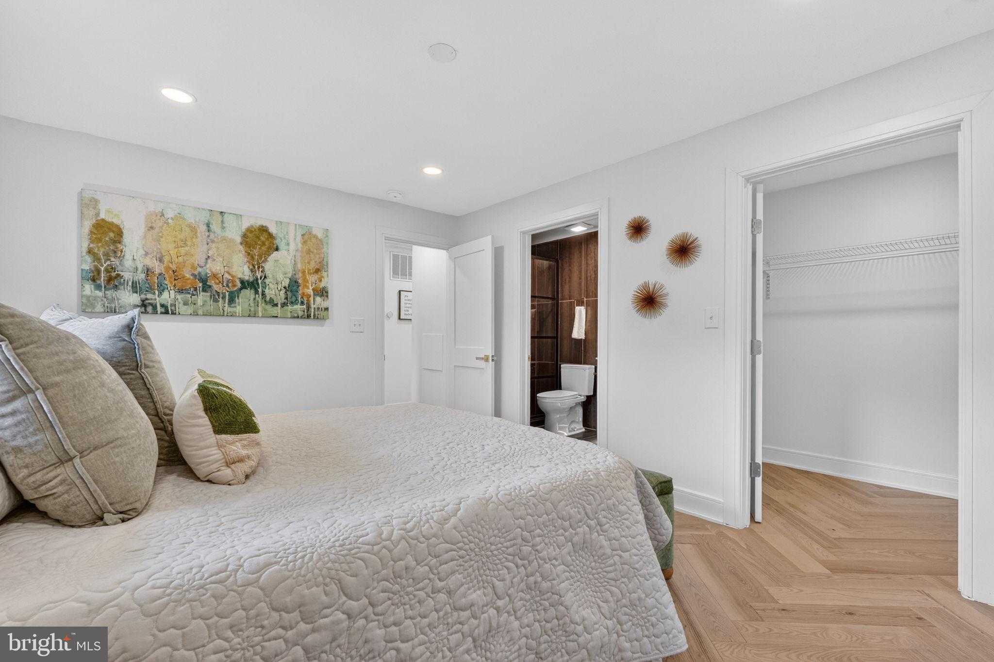 1911 S Kenmore St photo 32