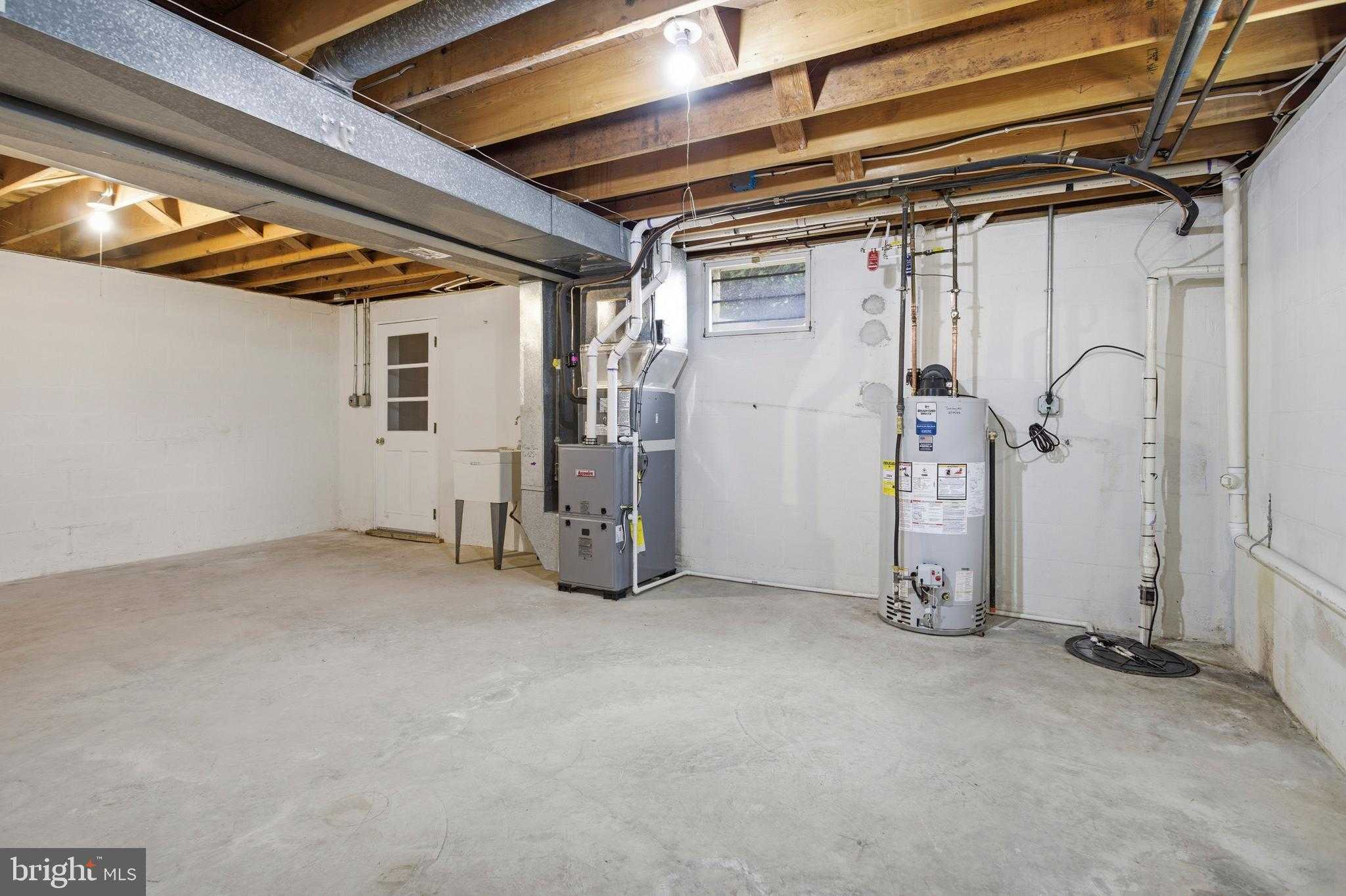 253 Saxer Ave photo 37