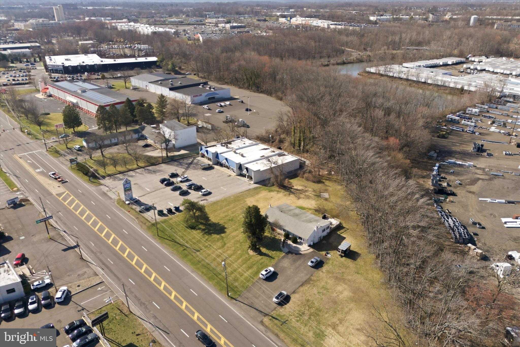 211 Lincoln Hwy photo 3