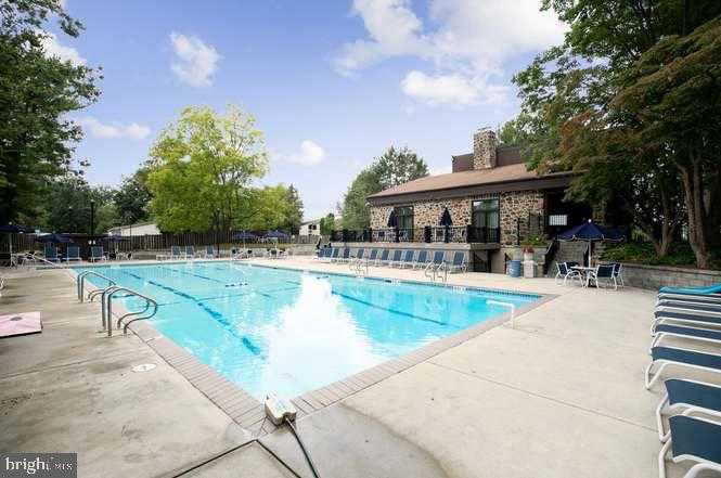 273 Summit House photo 20