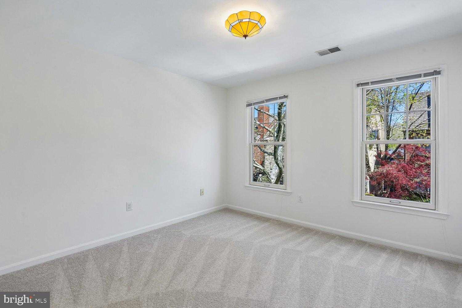 306 Beckwith St photo 36