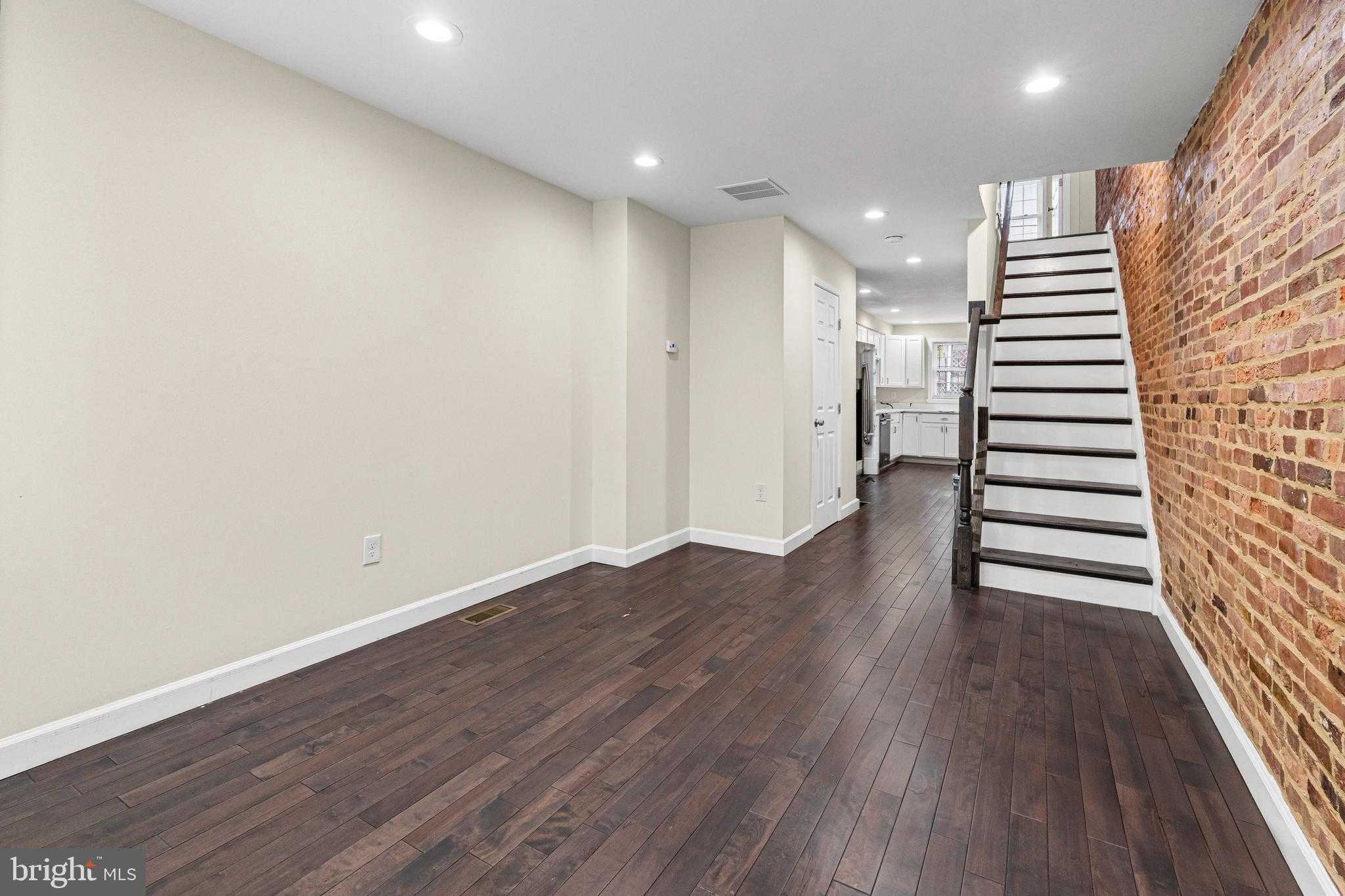 713 N Duncan St photo 17