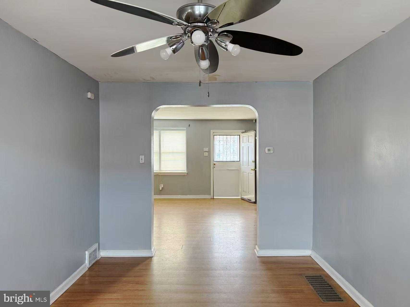 2221 Longshore Ave photo 3