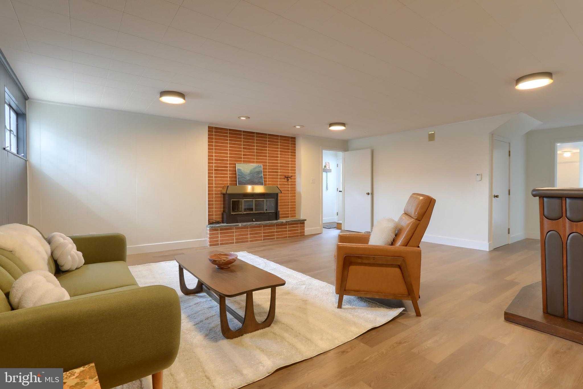 129 S Center St photo 31