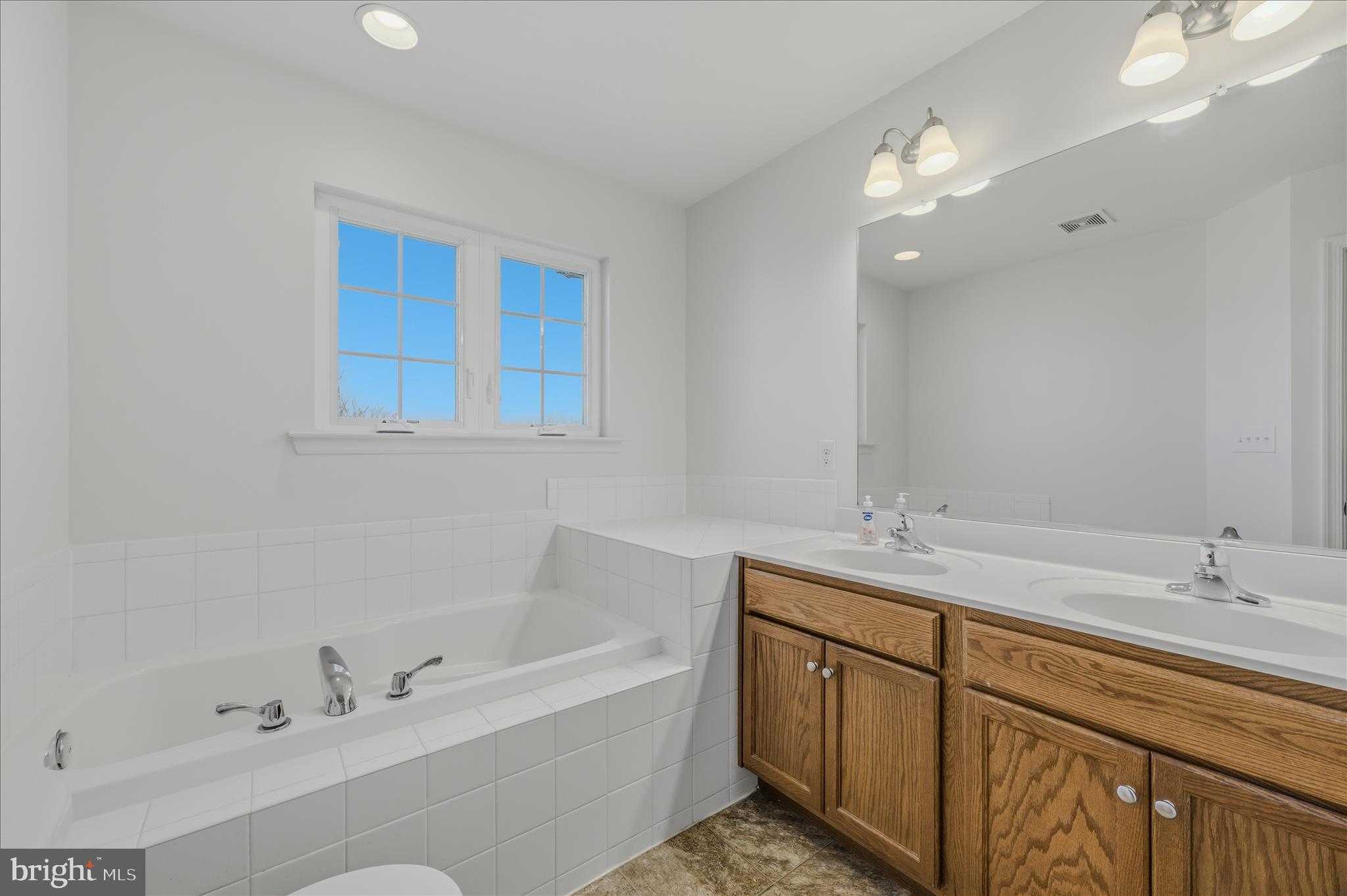 52 Private CT photo 23