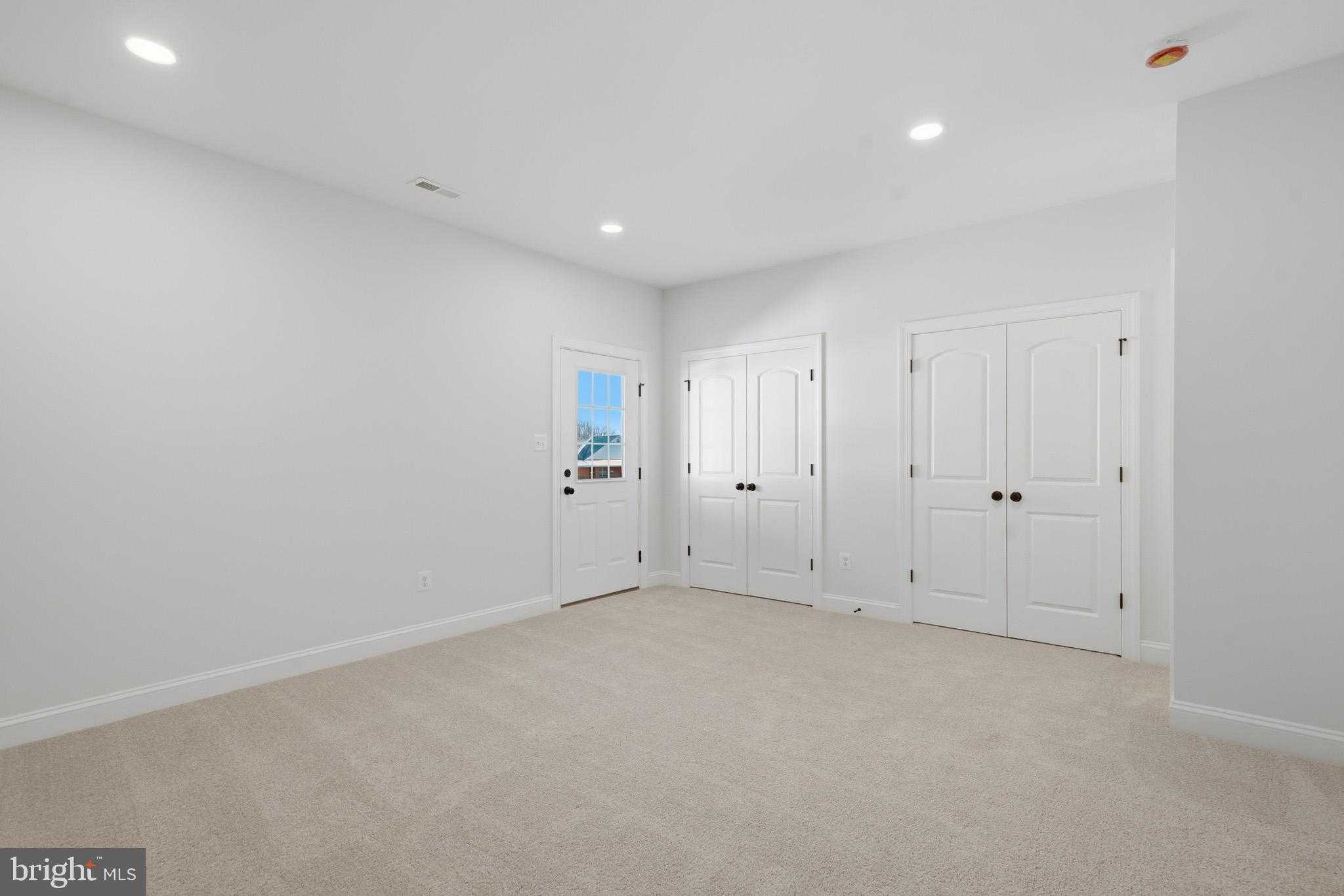 76 Potomac CT photo 6