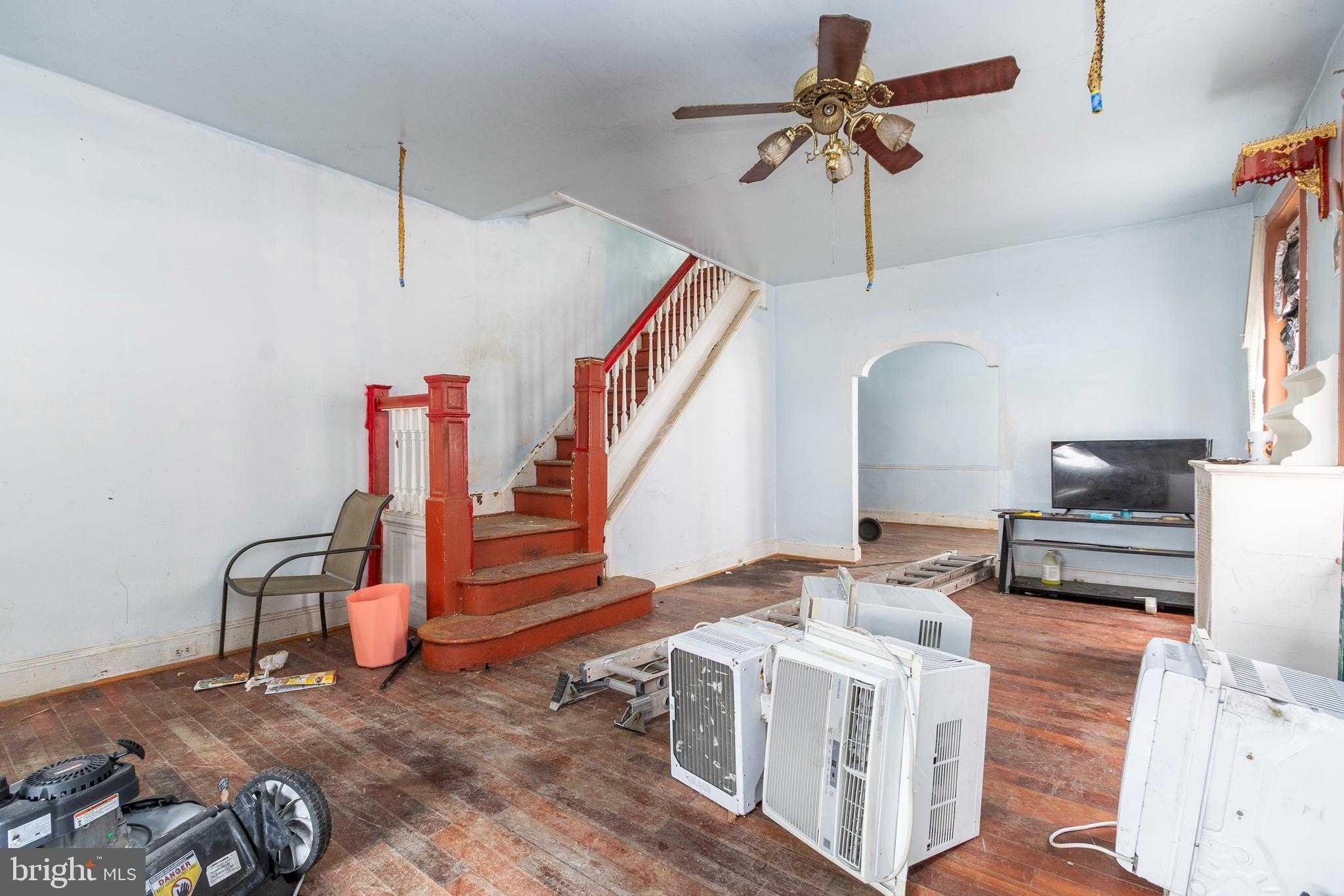 319 W Duncannon Ave photo 4