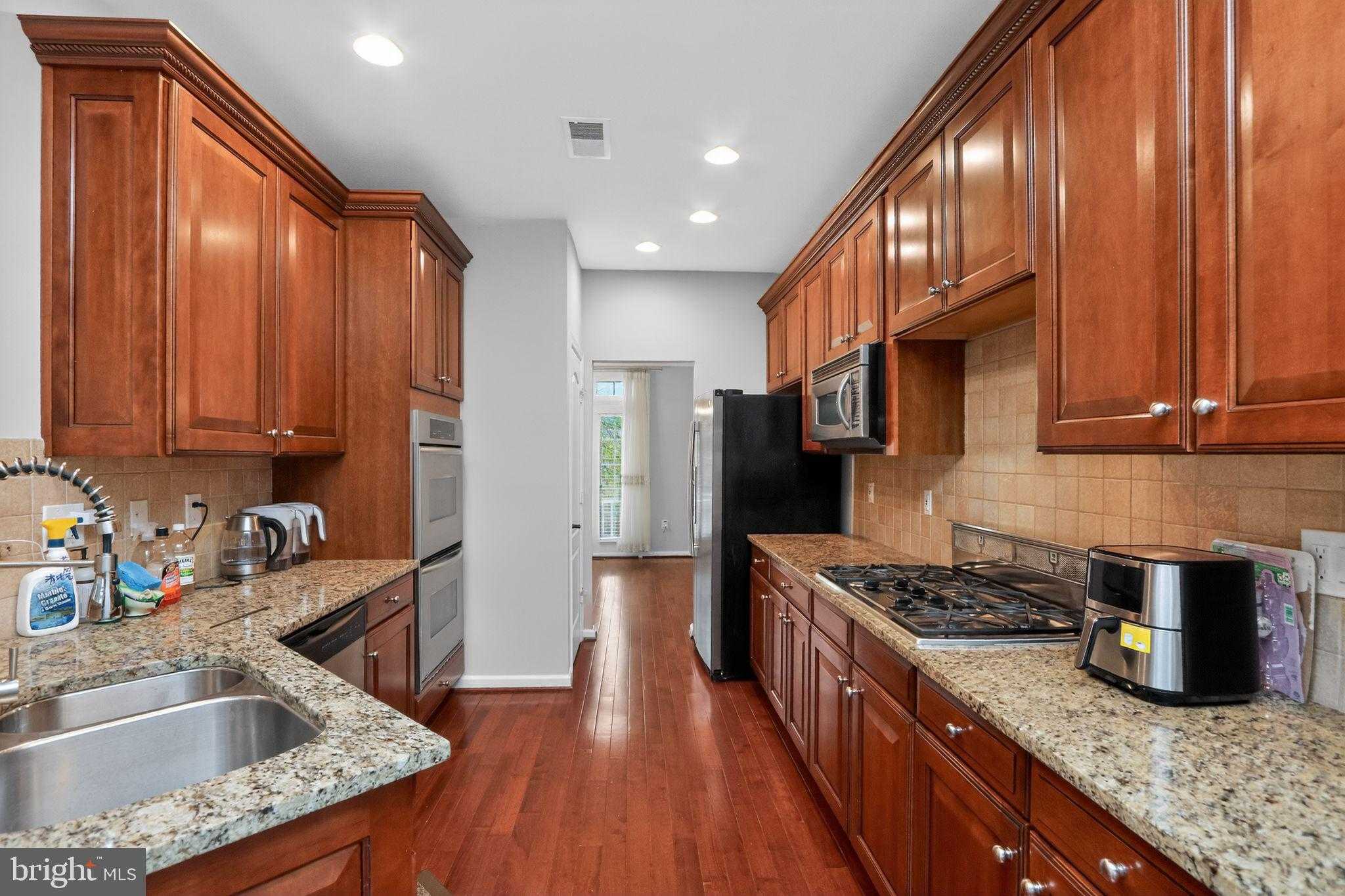 4633 Carisbrooke Ln photo 5