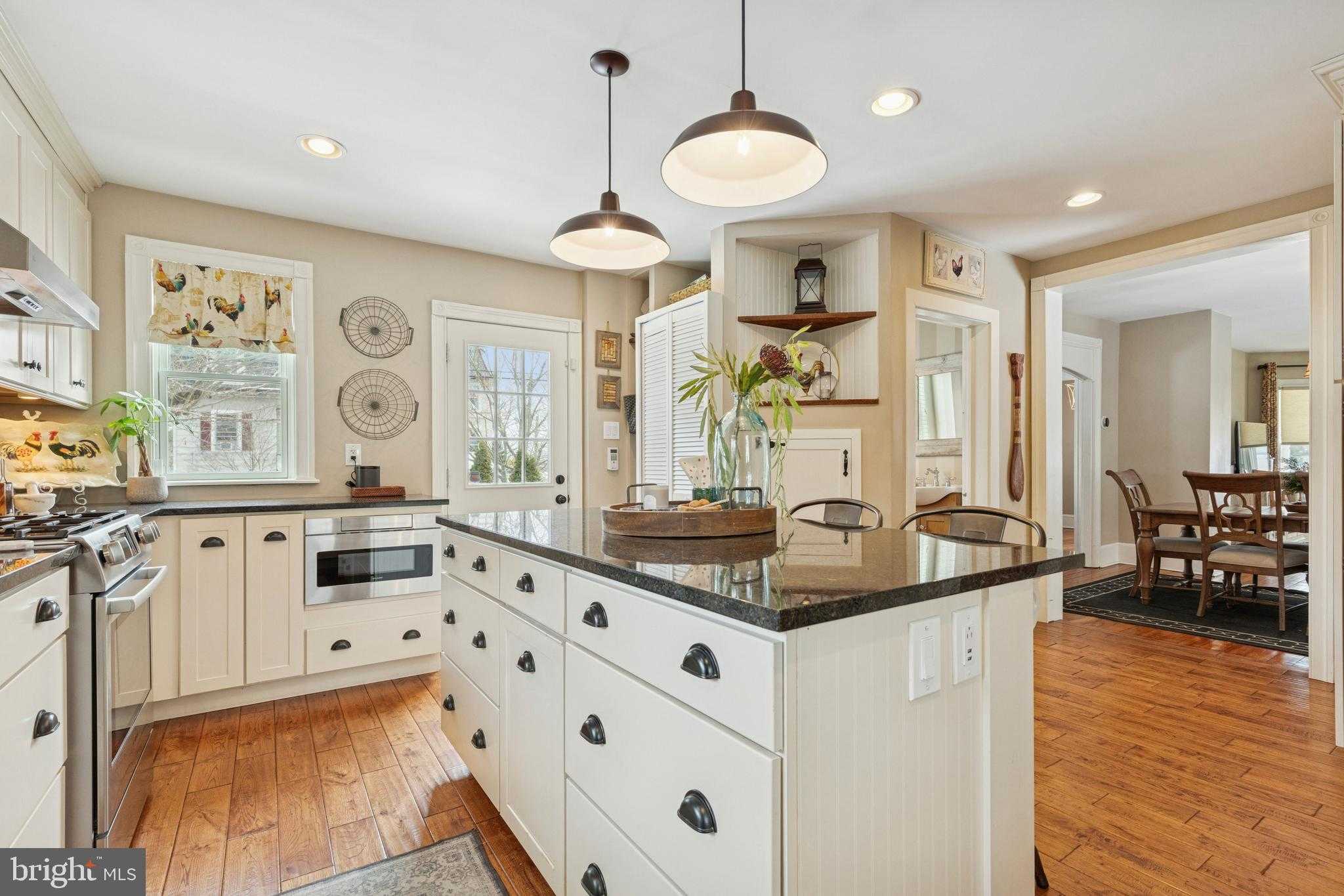 109 S West St photo 16