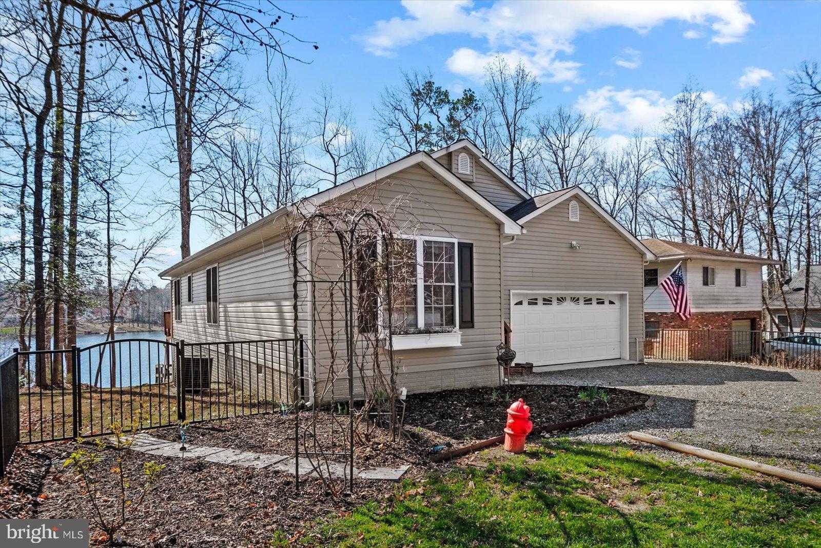 686 Lake Caroline Dr photo 2