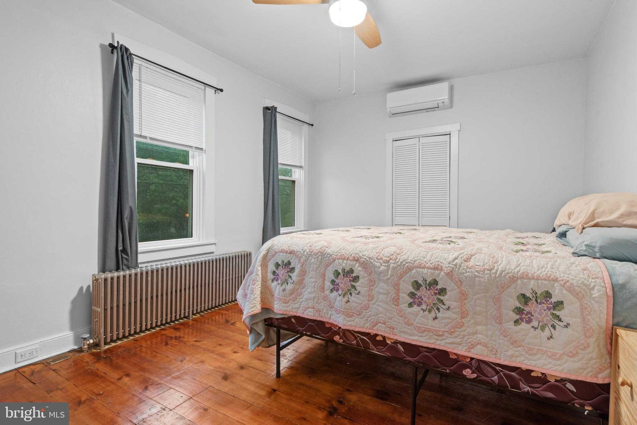 246 E Walnut St photo 17