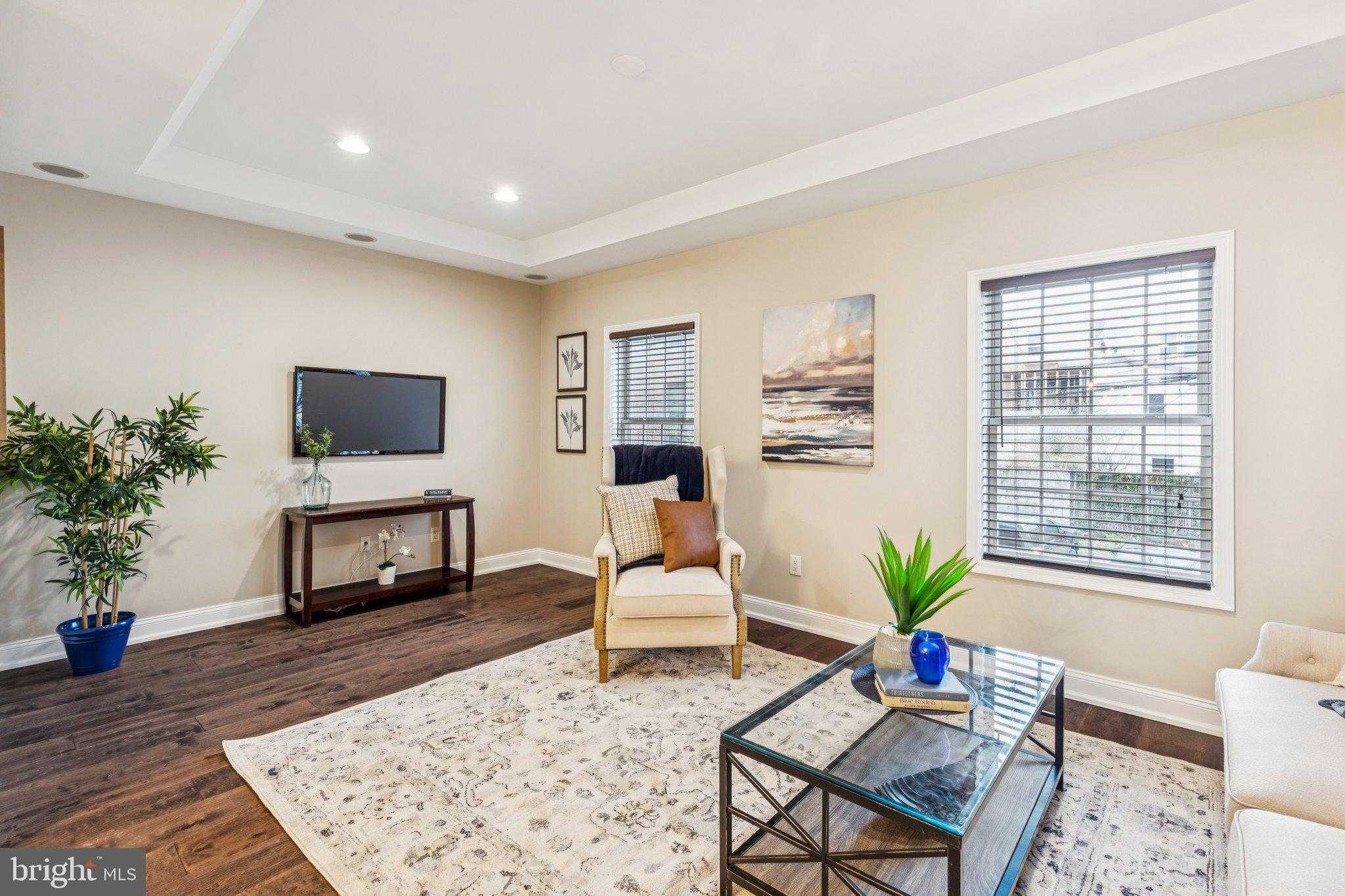 1033 N Leithgow St photo 3