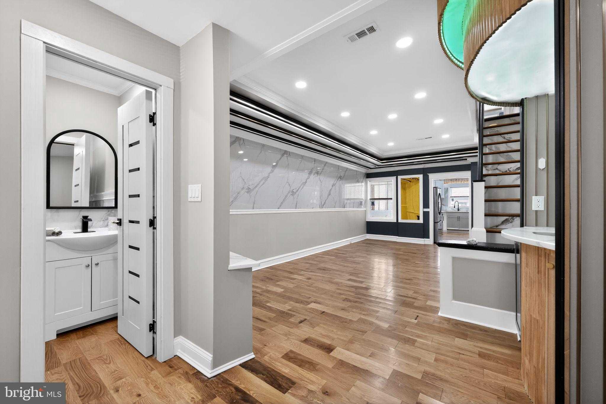 2046 Dennie St photo 4