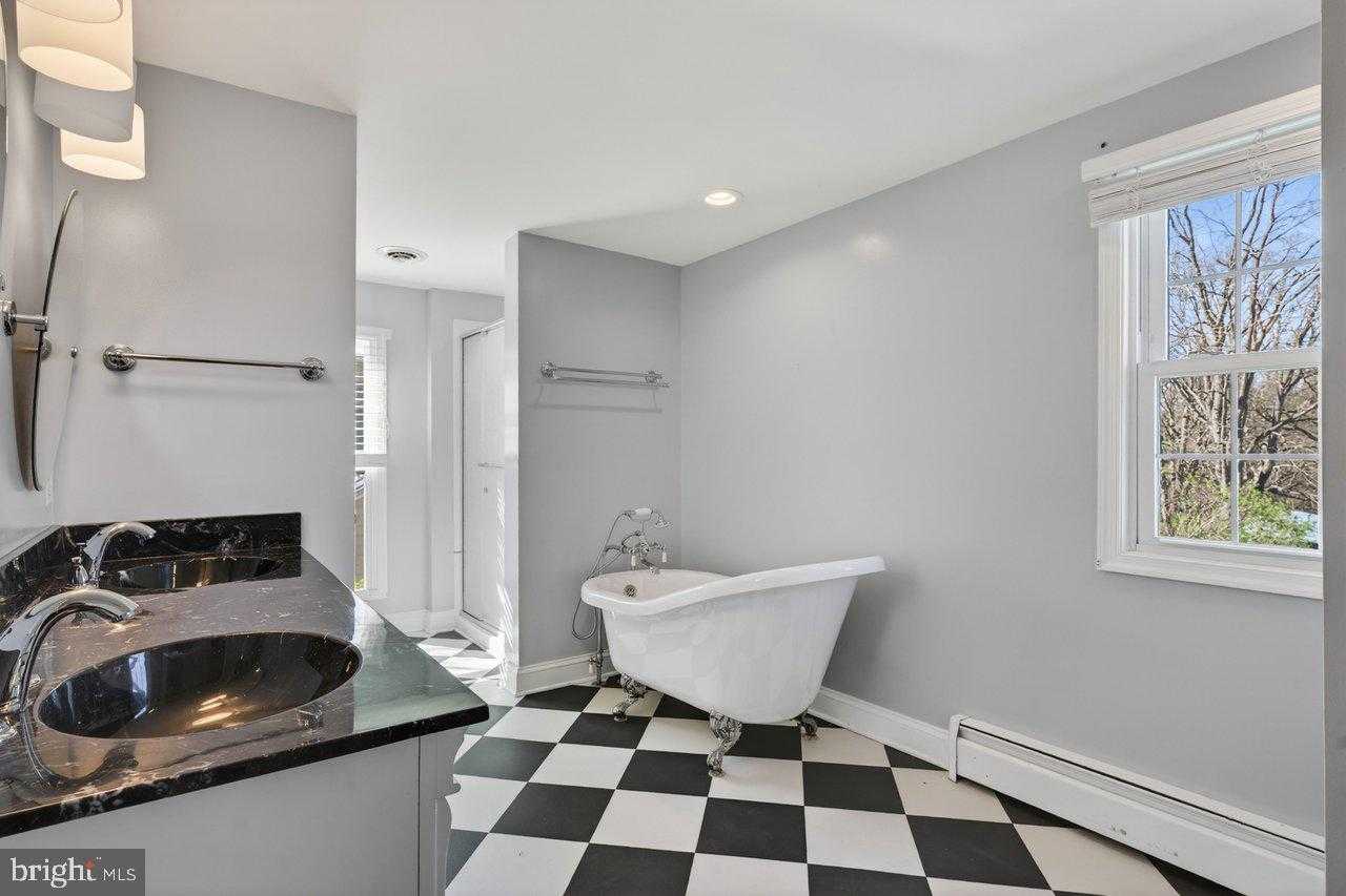 422 Mechanic St photo 40