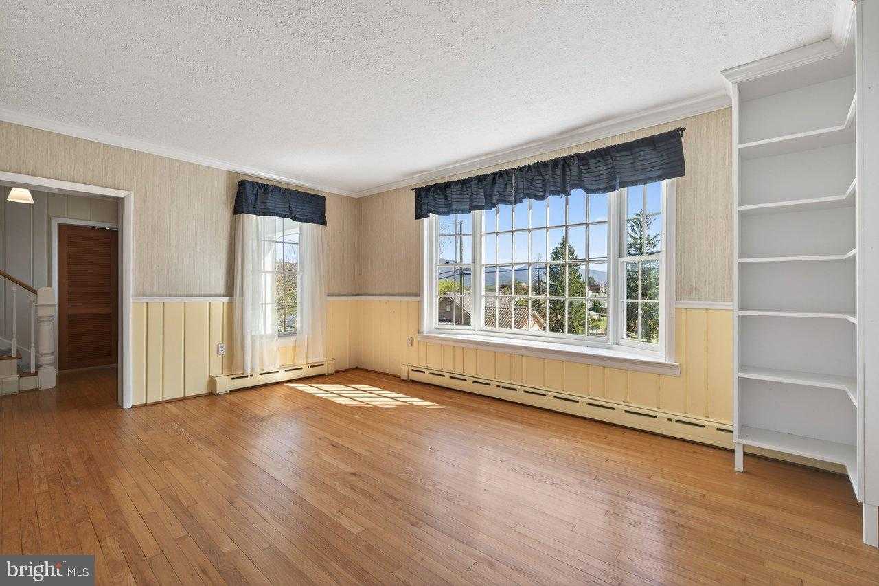 422 Mechanic St photo 8