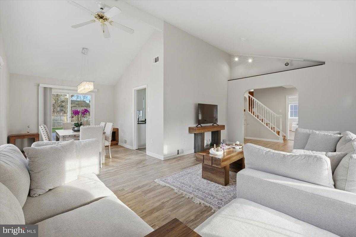 105 Baker Ln photo 4