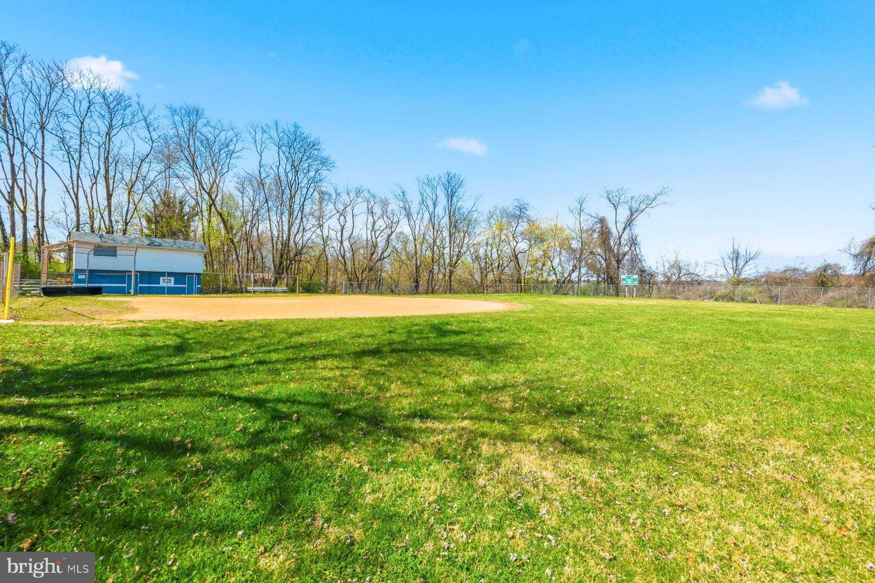 403 E Thomas St photo 33