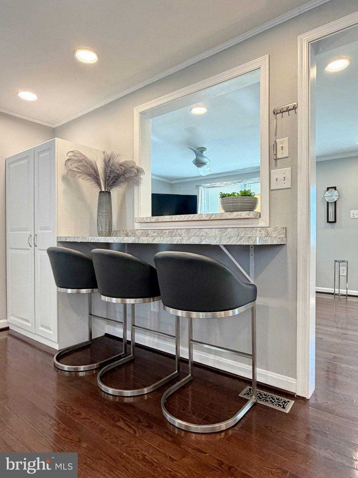 108 W Hawthorne Dr photo 20