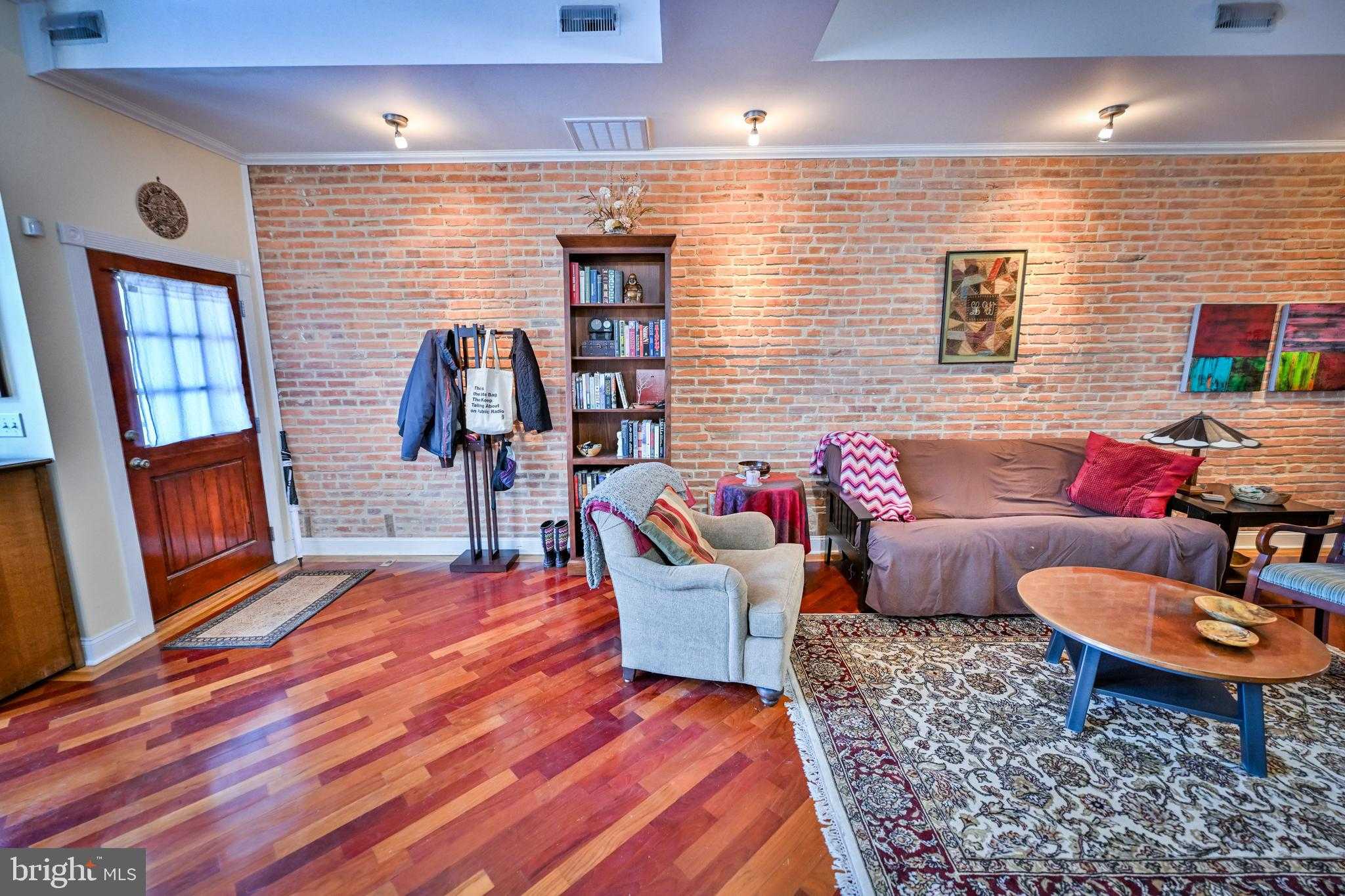 240 Wilson St photo 9