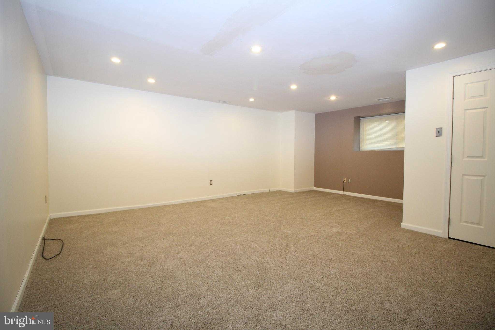 9557 James St photo 9