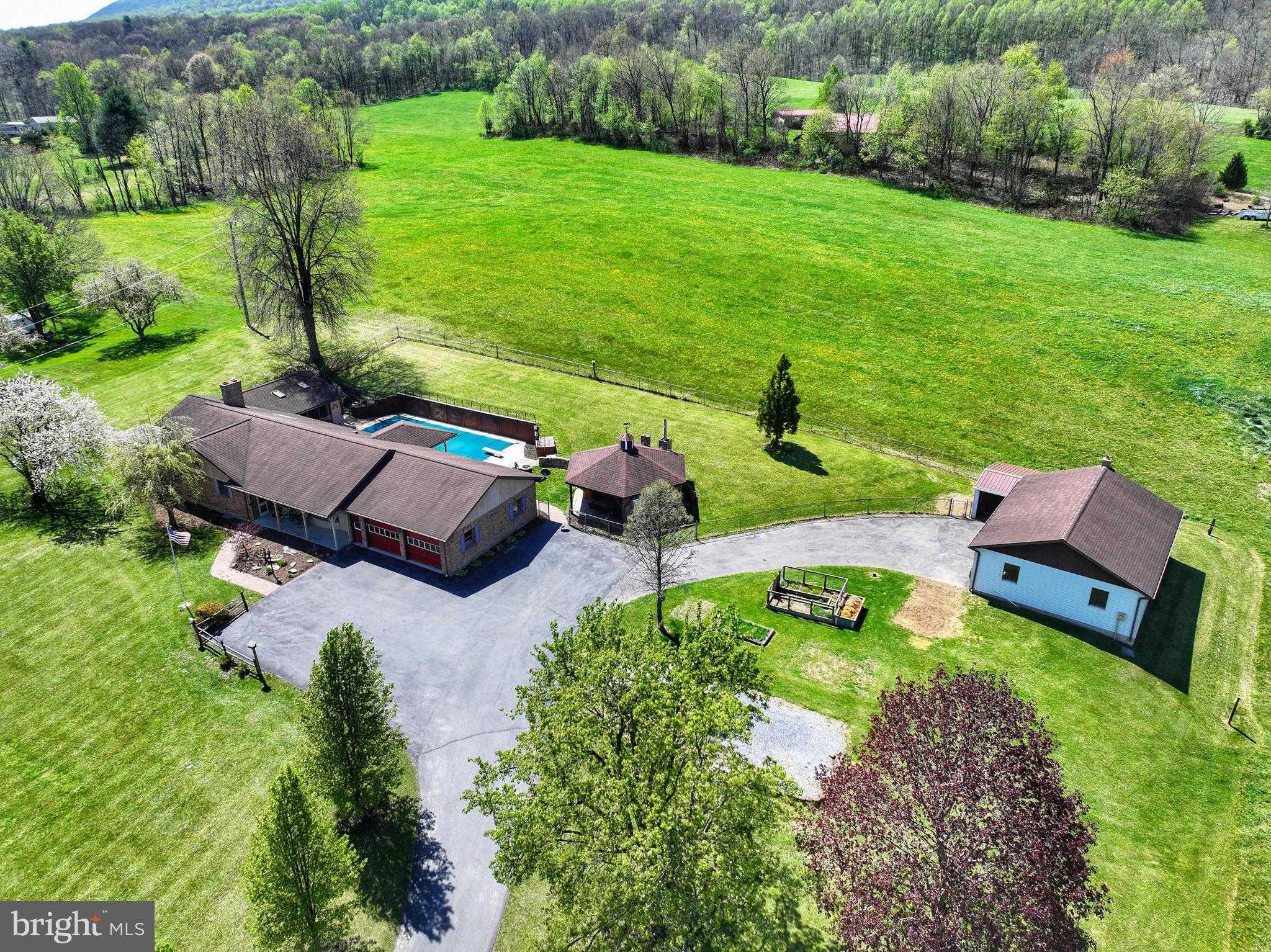 2679 Raystown Rd photo 10