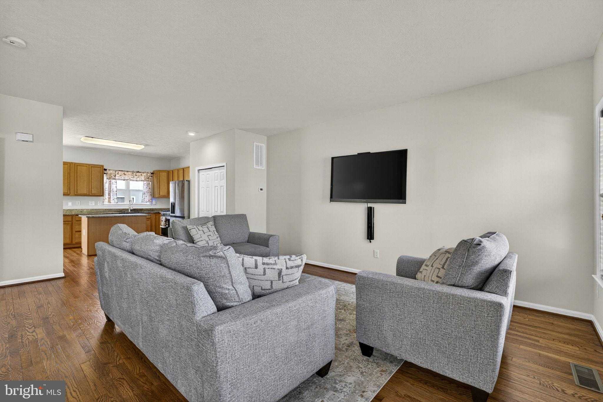 102 Clearwater CT photo 7