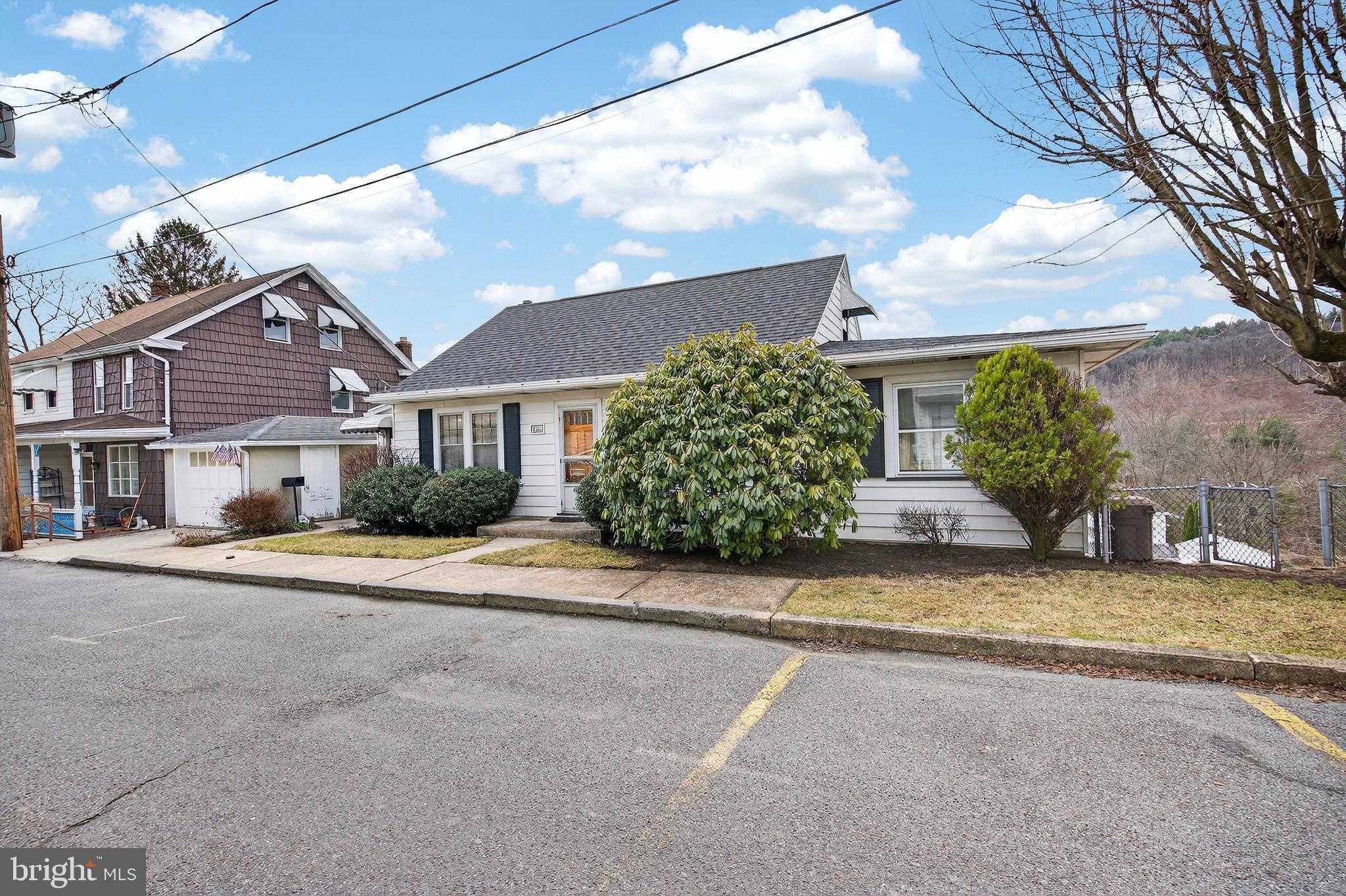 230 W Howard Ave photo 59