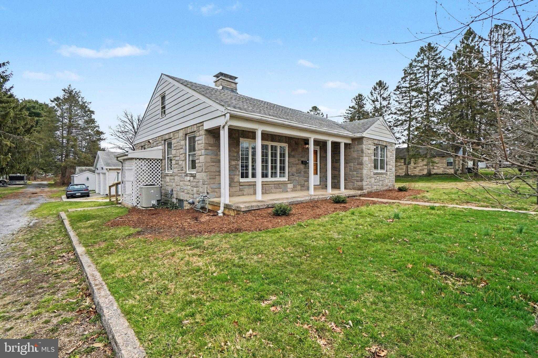 1555 Locust St photo 3