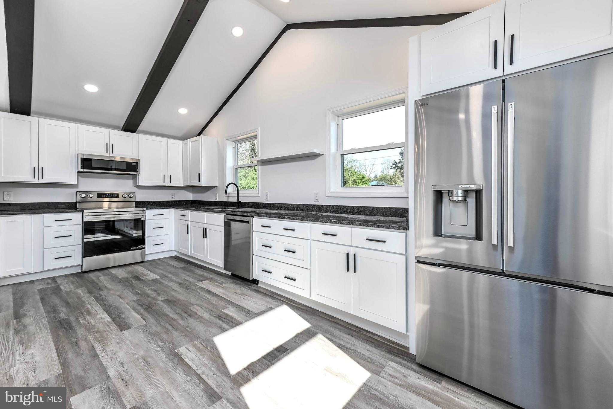 541 Youngs Dr photo 2