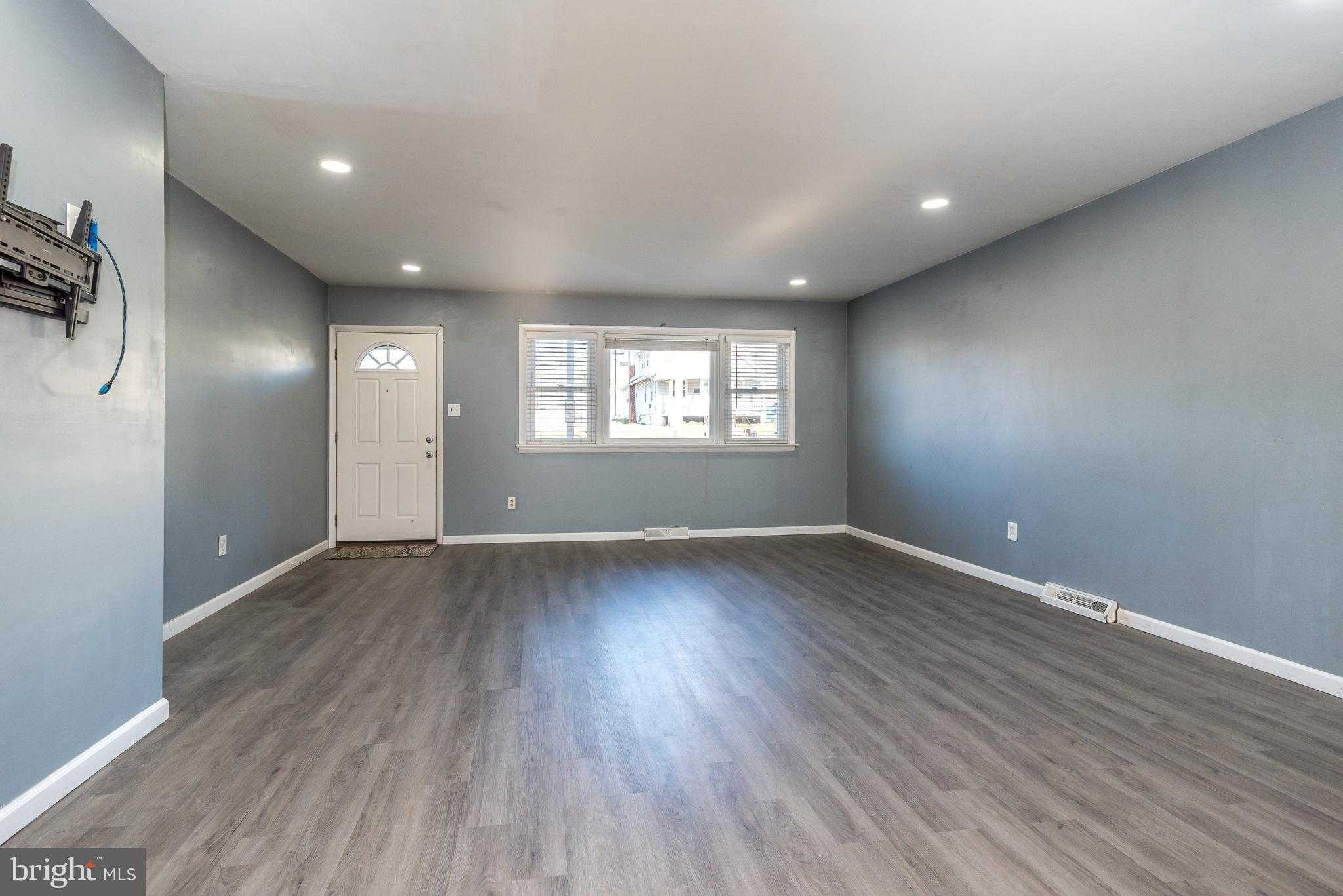 414 S Main St photo 4