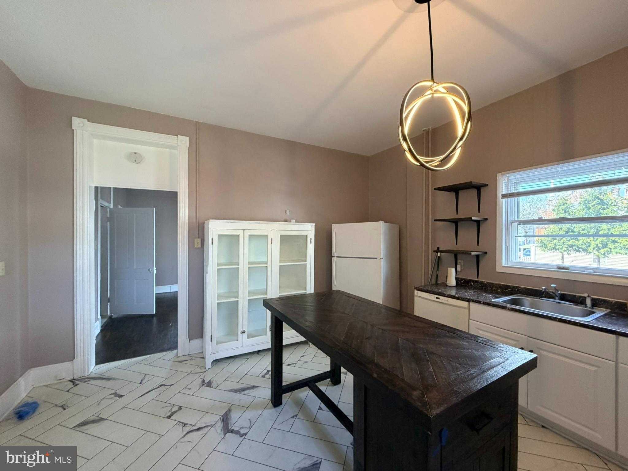 228 E Washington St photo 23