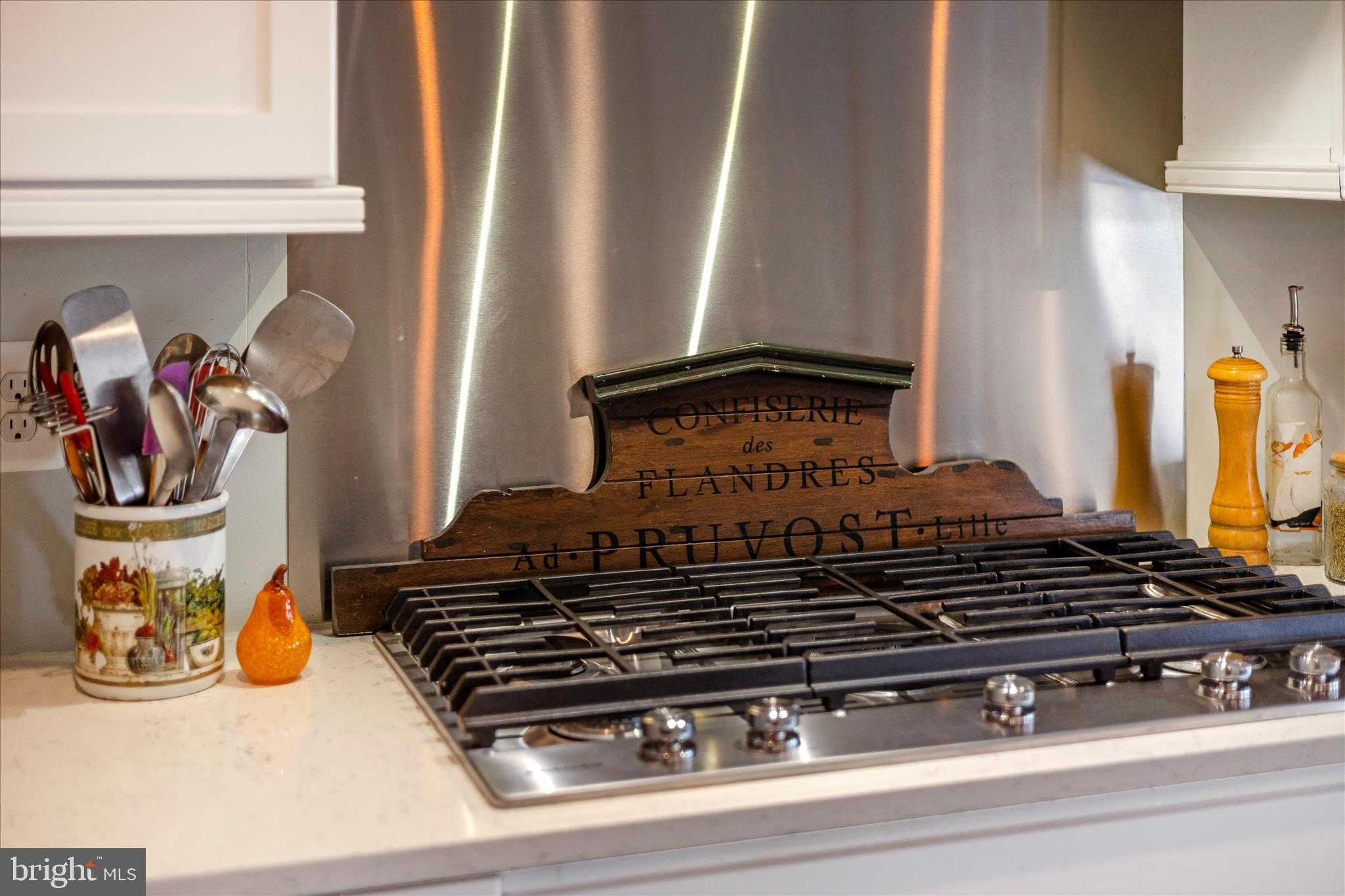 8 1/2 W 5th St photo 22