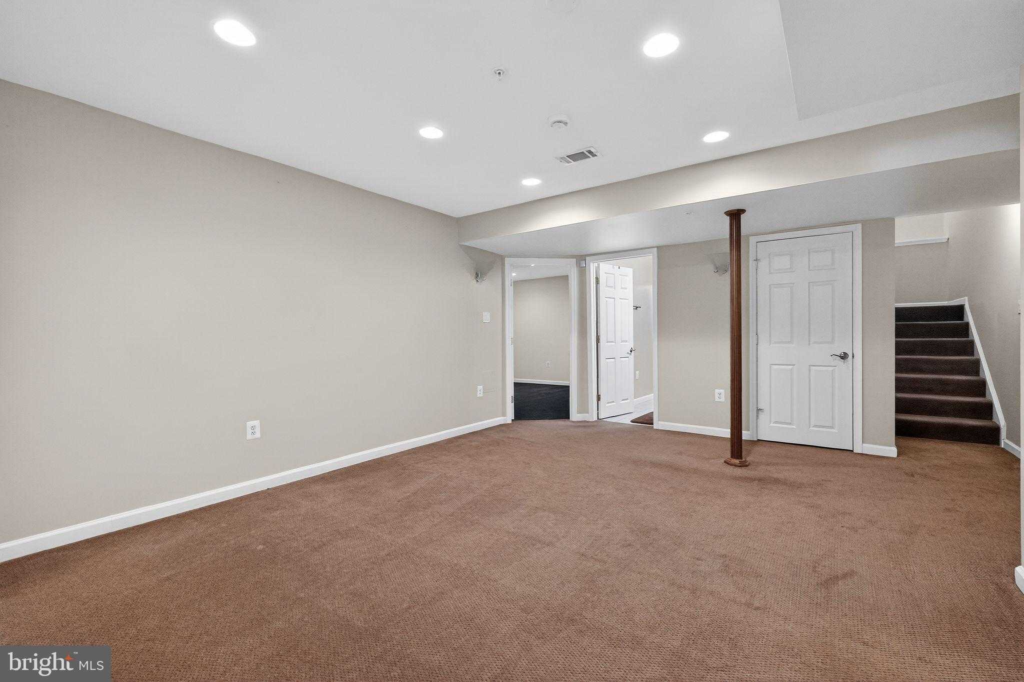 809 Royal Cres photo 30