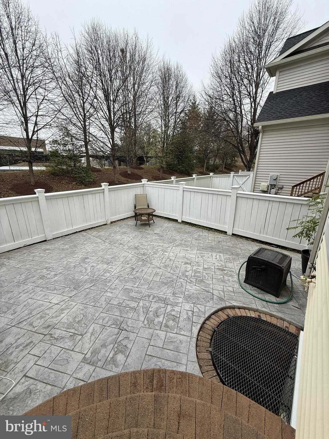 809 Royal Cres photo 40