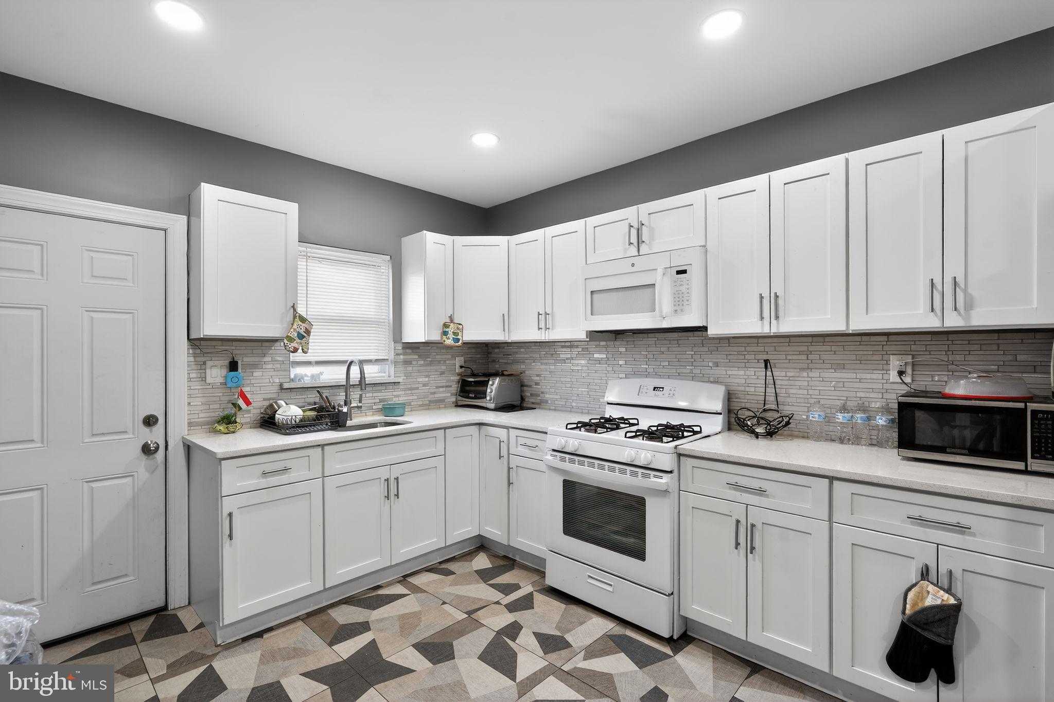 1025 Orthodox St photo 7